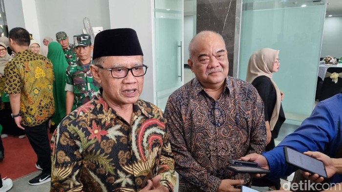 Ketua Umum PP Muhammadiyah, Prof. Haedar Nashir (kiri), Jumat (4/10/2024).