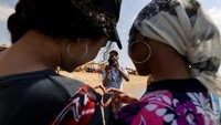Selama hampir 50 tahun, Abdel-Fattah telah mengabadikan kenangan para pengunjung pantai, pertama dalam bentuk hitam-putih, dan sekarang menggunakan kamera digitalnya.