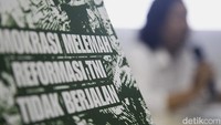 Pernyataan tersebut tentang Demokrasi Melemah, Reformasi TNI Tak Berjalan.