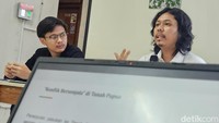 Divisi Riset Hans G. Yosua dan Koordinator Badan Pekerja KontraS Dimas Bagus Arya (kanan) memberikan pernyataan pers di kantor KontraS, Jl Kramat II, Jakarta Pusat, Jumat (4/10/2024).