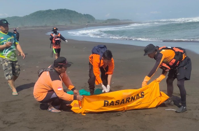 Tim SAR gabungan mengevakuasi jasad remaja yang hilang terseret arus di Pantai Bunton, Kecamatan Adipala, Kabupaten Cilacap, Jumat (4/10/2024).