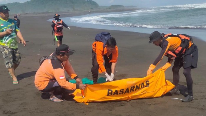 Tim SAR gabungan mengevakuasi jasad remaja yang hilang terseret arus di Pantai Bunton, Kecamatan Adipala, Kabupaten Cilacap, Jumat (4/10/2024).