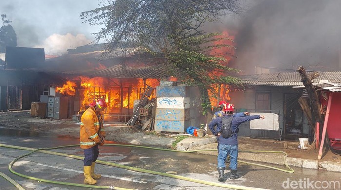 Lapak barang bekas di Jl R3, Kelurahan Katulampa. Kecamatan Bogor Timur, Kota Bogor terbakar. Tujuh unit mobil pemadam kebakaran diterjunkan ke lokasi. (Sholihin/detikcom).