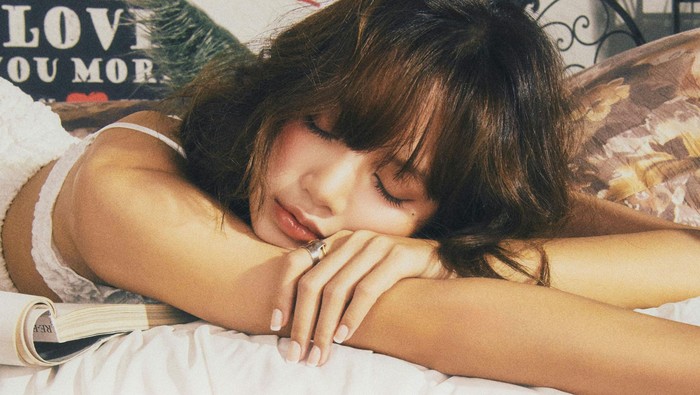Album art Lisa BLACKPINK untuk single Moonlit Floor.