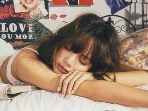 Lirik Lagu Moonlit Floor Lisa dan Terjemahannya yang Trending di YouTube