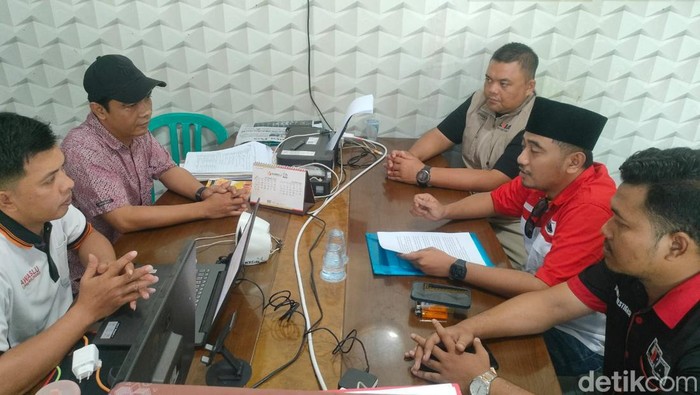 LSM LIRA saat melaporkan salah satu bakal cawabup Probolinggo yang diduga memalsukan LHKPN.