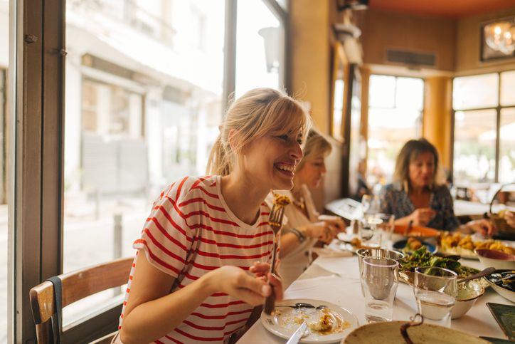 Ilustrasi makan bersama teman-teman di restoran