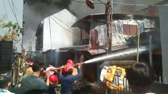 Kebakaran terjadi di permukiman padat penduduk di Jalan Badak, Kota Makassar, Sulawesi Selatan (Sulsel).