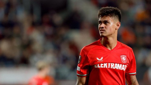 ENSCHEDE, NETHERLANDS - OCTOBER 3: Mees Hilgers of FC Twente  during the UEFA Europa League   match between Fc Twente v Fenerbahce at the De Grolsch Veste on October 3, 2024 in Enschede Netherlands (Photo by Stan Oosterhof/Soccrates/Getty Images)