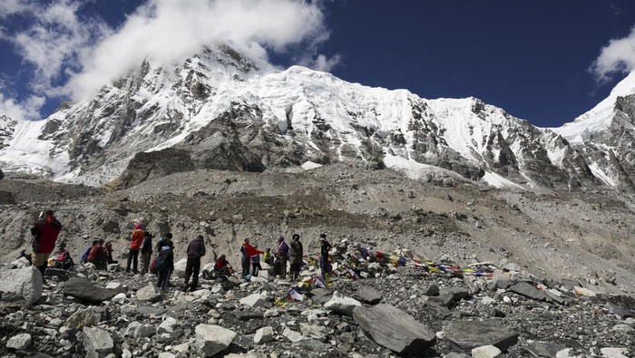 Gunung Everest, puncak tertinggi di dunia, terus bertumbuh tinggi. Fenomena ini dipengaruhi oleh peristiwa alam yang dikenal sebagai pembajakan sungai.