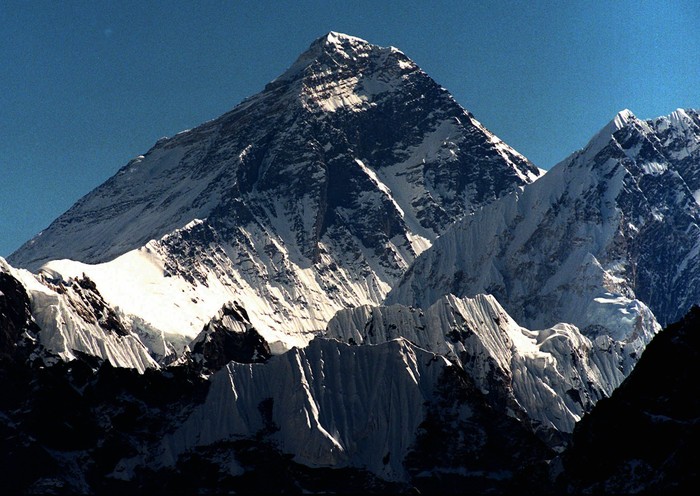 Gunung Everest, puncak tertinggi di dunia, terus bertumbuh tinggi. Fenomena ini dipengaruhi oleh peristiwa alam yang dikenal sebagai pembajakan sungai.