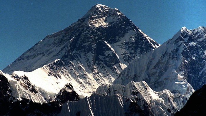 Gunung Everest, puncak tertinggi di dunia, terus bertumbuh tinggi. Fenomena ini dipengaruhi oleh peristiwa alam yang dikenal sebagai pembajakan sungai.