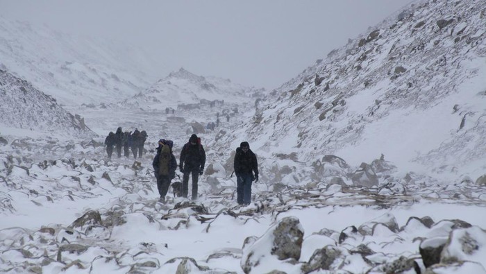 Gunung Everest, puncak tertinggi di dunia, terus bertumbuh tinggi. Fenomena ini dipengaruhi oleh peristiwa alam yang dikenal sebagai pembajakan sungai.