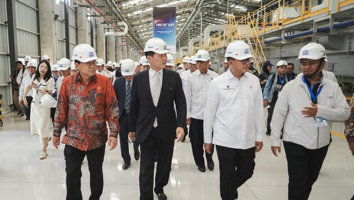 Menteri Investasi/Kepala Badan Koordinasi Penanaman Modal (BKPM), Rosan Perkasa Roeslani menghadiri Heat Up Ceremony PT KCC Glass.