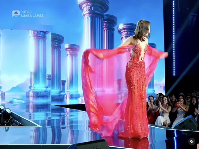 Insiden tak terduga pertama dialami Miss Cosmo Ukraine 2024 Anastasiia Panova saat sesi penjurian kostum nasional Miss Cosmo 2024 yang digelar pada 19 September 2024 di Vietnam. Foto: Dok. TikTok