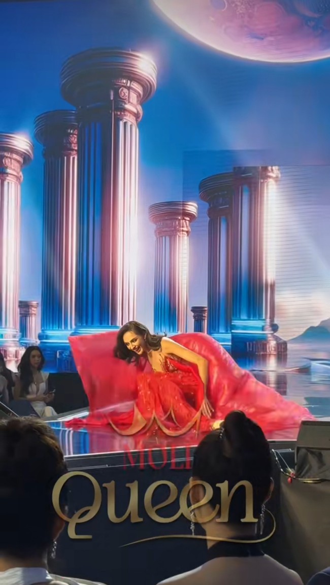 Insiden tak terduga kembali dialami Miss Cosmo Ukraine 2024 Anastasiia Panova saat sesi penjurian Miss Cosmo 2024 yang berlangsung pada Kamis (3/10/2024) malam. Anastasiia jatuh di atas panggung saat tampil memeragakan gaun malam. Foto: TikTok