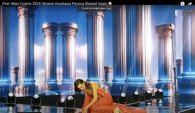 Inilah momen Anastasiia Panova tampil dengan gaun malam berwarna merah dan jatuh hingga terduduk di panggung semi final Miss Cosmo 2024. Foto: Instagram