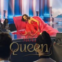 Insiden tak terduga kembali dialami Miss Cosmo Ukraine 2024 Anastasiia Panova saat sesi penjurian Miss Cosmo 2024 yang berlangsung pada Kamis (3/10/2024) malam. Anastasiia jatuh di atas panggung saat tampil memeragakan gaun malam. Foto: TikTok