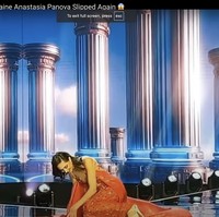 Inilah momen Anastasiia Panova tampil dengan gaun malam berwarna merah dan jatuh hingga terduduk di panggung semi final Miss Cosmo 2024. Foto: Instagram