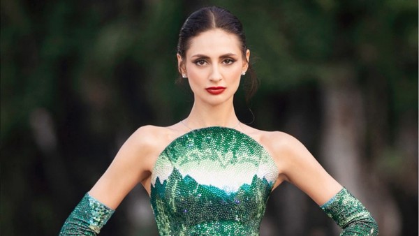 8 Potret Miss Ukraine yang Jatuh dan Kejedot di Panggung Miss Cosmo 2024