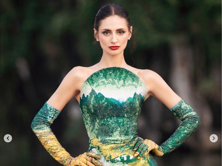 8 Potret Miss Ukraine yang Jatuh dan Kejedot di Panggung Miss Cosmo 2024