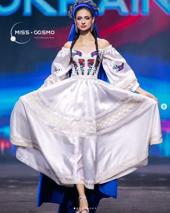 Dalam unggahannya di Instagram, Anastasiia tak membahas insiden kejedot yang dialaminya di panggung Miss Cosmo 2024. Dia tetap bersikap positif. ”Beautiful Day of National Costume,” tulisnya pada keterangan unggahan di Instagram. Foto: Instagram