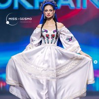 Dalam unggahannya di Instagram, Anastasiia tak membahas insiden kejedot yang dialaminya di panggung Miss Cosmo 2024. Dia tetap bersikap positif. ”Beautiful Day of National Costume,” tulisnya pada keterangan unggahan di Instagram. Foto: Instagram