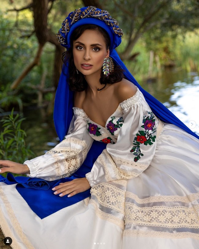 Saat sesi show kostum nasional Miss Cosmo 2024, Anastasiia memakai busana yang menggambarkan tradisi kuno Ukraina dan melambangkan Mavka hutan, roh yang melindungi alam dan rakyatnya. “Dalam konteks perang yang sedang berlangsung, elemen-elemen ini mengingatkan kita pada ketangguhan dan keberanian rakyat Ukraina, yang, seperti Mavka, berdiri teguh untuk mempertahankan tanah dan orang-orang yang mereka cintai.Ekor gaun biru panjang ini mewakili langit Ukraina — murni dan damai, hal yang sedang kita perjuangkan untuk dipertahankan,” demikian Anastasiia menjelaskan soal kostumnya dalam unggahan di Instagram.  Foto: Instagram