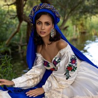 Saat sesi show kostum nasional Miss Cosmo 2024, Anastasiia memakai busana yang menggambarkan tradisi kuno Ukraina dan melambangkan Mavka hutan, roh yang melindungi alam dan rakyatnya. “Dalam konteks perang yang sedang berlangsung, elemen-elemen ini mengingatkan kita pada ketangguhan dan keberanian rakyat Ukraina, yang, seperti Mavka, berdiri teguh untuk mempertahankan tanah dan orang-orang yang mereka cintai.Ekor gaun biru panjang ini mewakili langit Ukraina — murni dan damai, hal yang sedang kita perjuangkan untuk dipertahankan,” demikian Anastasiia menjelaskan soal kostumnya dalam unggahan di Instagram.  Foto: Instagram
