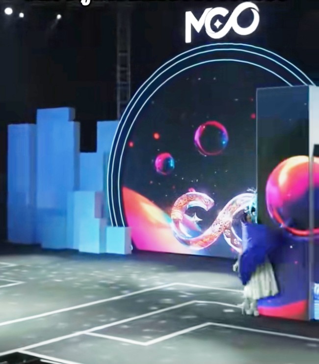 Anastasiia mengenakan dress putih dengan kerah sabrina yang mengekspos bahunya. Awalnya segala sesuatunya berjalan lancar. Namun saat Anastasiia berjalan ke belakang panggung dia tidak memerhatikan langkahnya. Dia berjalan sambil tetap melihat ke arah penonton. Alhasil dia pun kejedot dekorasi panggung. Foto: Dok. TikTok