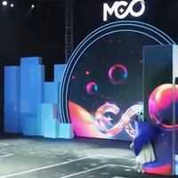 Anastasiia mengenakan dress putih dengan kerah sabrina yang mengekspos bahunya. Awalnya segala sesuatunya berjalan lancar. Namun saat Anastasiia berjalan ke belakang panggung dia tidak memerhatikan langkahnya. Dia berjalan sambil tetap melihat ke arah penonton. Alhasil dia pun kejedot dekorasi panggung. Foto: Dok. TikTok