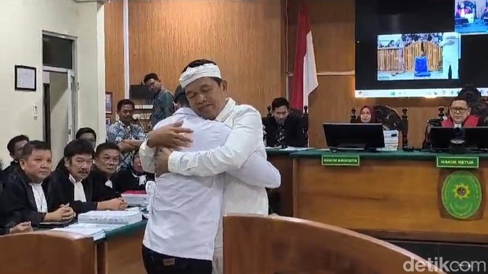 Momen saat Dedi Mulyadi memeluk Sudirman dalam sidang PK di PN Cirebon