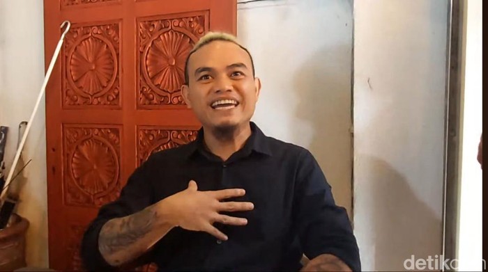 Kakak Nikita Mirzani saat ditemui di Polres Jakarta Selatan.