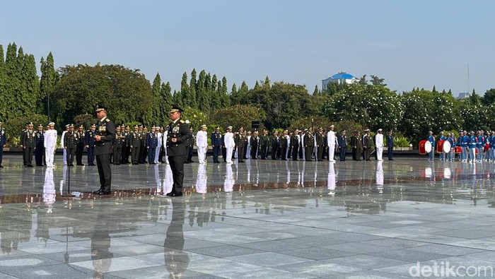 Panglima TNI Jenderal Agus Subiyanto memimpin ziarah ke Taman Makam Pahlawan (TMP) Kalibata, Jakarta Selatan menjelang HUT ke-79 TNI. (Anggi/detikcom)