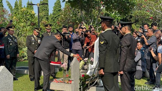 Panglima TNI Jenderal Agus Subiyanto memimpin ziarah ke Taman Makam Pahlawan (TMP) Kalibata, Jakarta Selatan menjelang HUT ke-79 TNI. (Anggi/detikcom)