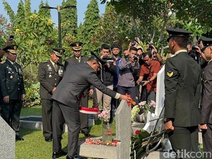 Video: Momen Panglima Tabur Bunga di Makam BJ Habibie Jelang HUT ke-79 TNI