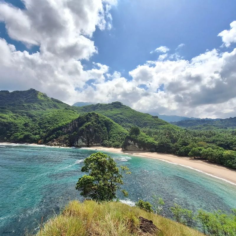 Pantai Koka di ujung barat Kabupaten Sikka atau tepatnya berada di Desa Wolowiro, Kecamatan Paga. (Instagram @yulinar.bgn)