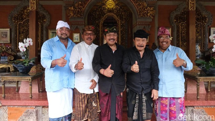 Pasangan Mulia-PAS saat bertemu Cok Ace di Puri Saren Agung Ubud, Jumat (4/10/2024).