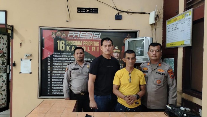 Pelaku Sentanu saat diamankan di kantor polisi. (Dok. Polsek Serbalawan)
