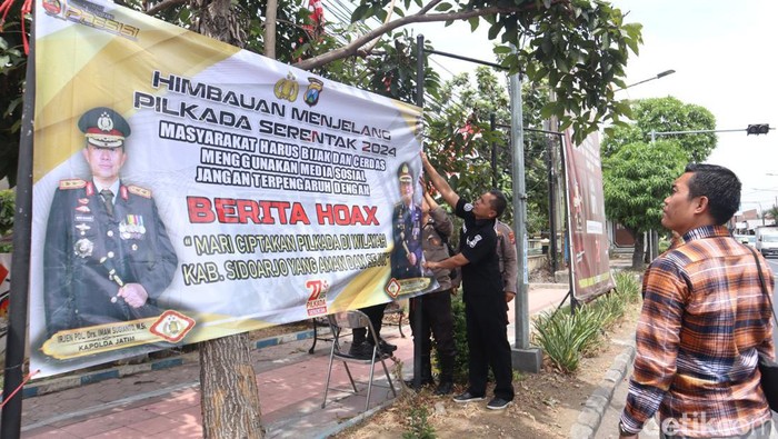 Pemasangan banner imbauan Kapolresta Sidoarjo agar masyarakat mencegah hoaks.