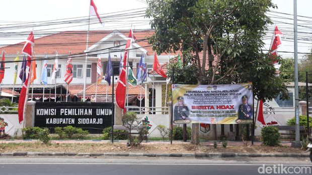 Pemasangan banner imbauan Kapolresta Sidoarjo agar masyarakat mencegah hoaks.