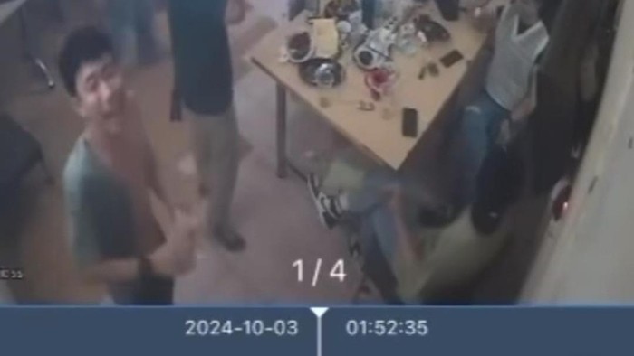 Pemuda mabuk merusak kursi dan CCTV salah satu kafe di Makassar.