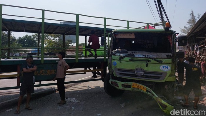 Penampakan badan truk yang menutup jalur pantura usai insiden kecelakaan