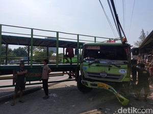 6 Kendaraan Terlibat Kecelakaan di Pantura Cirebon, 4 Orang Terluka