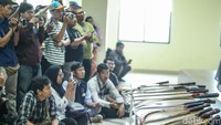 Selang sehari setelah kejadian tersebut, polisi mendapatkan informasi terkait adanya temuan 7 mayat di Kali Bekasi. Polisi mendatangi lokasi dan mengevakuasi ketujuh mayat tersebut ke RS Polri.