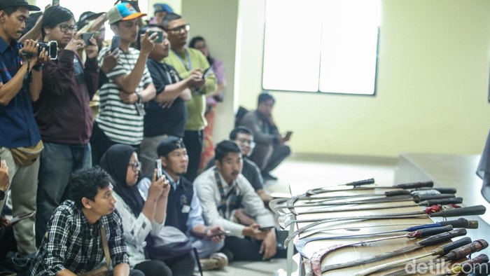 Penampakan Celurit Jadi Barbuk Kasus Penemuan 7 Jenazah di Kali Bekasi Polisi mengungkap kronologi temuan tujuh mayat di Kali Bekasi, Jatiasih, Kota Bekasi. Celurit menjadi barang bukti dalam kasus tersebut.