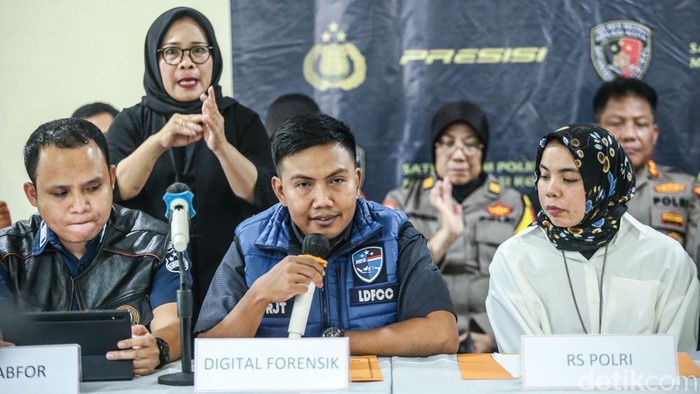 Polisi mengungkap kronologi temuan tujuh mayat di Kali Bekasi, Jatiasih, Kota Bekasi. Celurit menjadi barang bukti dalam kasus tersebut.