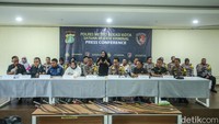 Tim patroli saat itu berhasil mengamankan sejumlah orang. Namun, beberapa di antaranya melarikan diri dengan melompat ke Kali Bekasi. Setelah mengamankan beberapa orang di lokasi, Tim Patroli Perintis Presisi kemudian melakukan penyisiran di bantaran sungai.