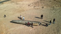 Lintasan rudal balistik membawanya keluar atau mendekati batas atmosfer Bumi, sebelum muatan hulu ledak terpisah dari roket dan jatuh ke sasaran. Nah, Iran menggunakan varian rudal balistik Shahab-3 dalam serangan terbaru terhadap Israel. (REUTERS/Amir Cohen)