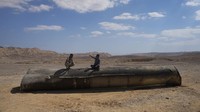 Menurut Missile Threat Project di Center for Strategic and International Studies (CSIS), Teheran punya ribuan rudal balistik dan jelajah dengan berbagai jangkauan. Jumlah pastinya tak diketahui. Namun, Jenderal AU AS Kenneth McKenzie pernah mengatakan Iran memiliki lebih dari 3.000 rudal balistik. (AP Photo/Ohad Zwigenberg)